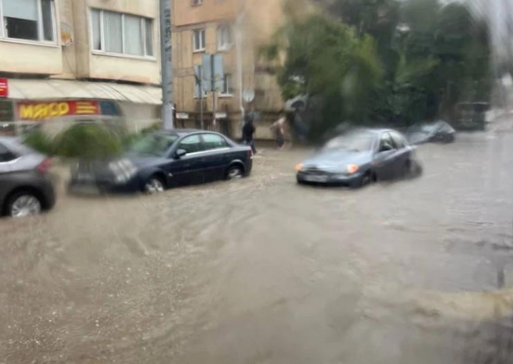 Дороги превратились в реки, машины буквально плывут.